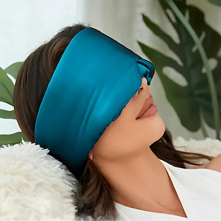 Zijden slaapmasker van moerbeizijde in zacht roze, delicate textuur, ideaal voor rustgevende, ongestoorde nachten.