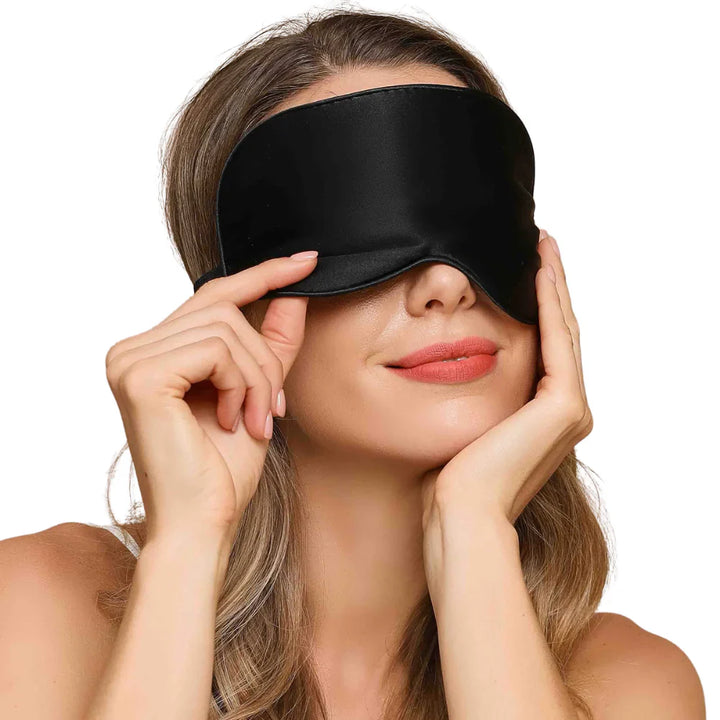 Zijden slaapmasker van moerbeizijde in zacht roze, delicate textuur, ideaal voor rustgevende, ongestoorde nachten.