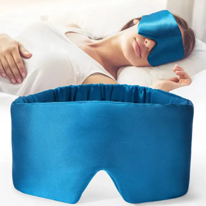 Zijden slaapmasker van moerbeizijde in zacht roze, delicate textuur, ideaal voor rustgevende, ongestoorde nachten.