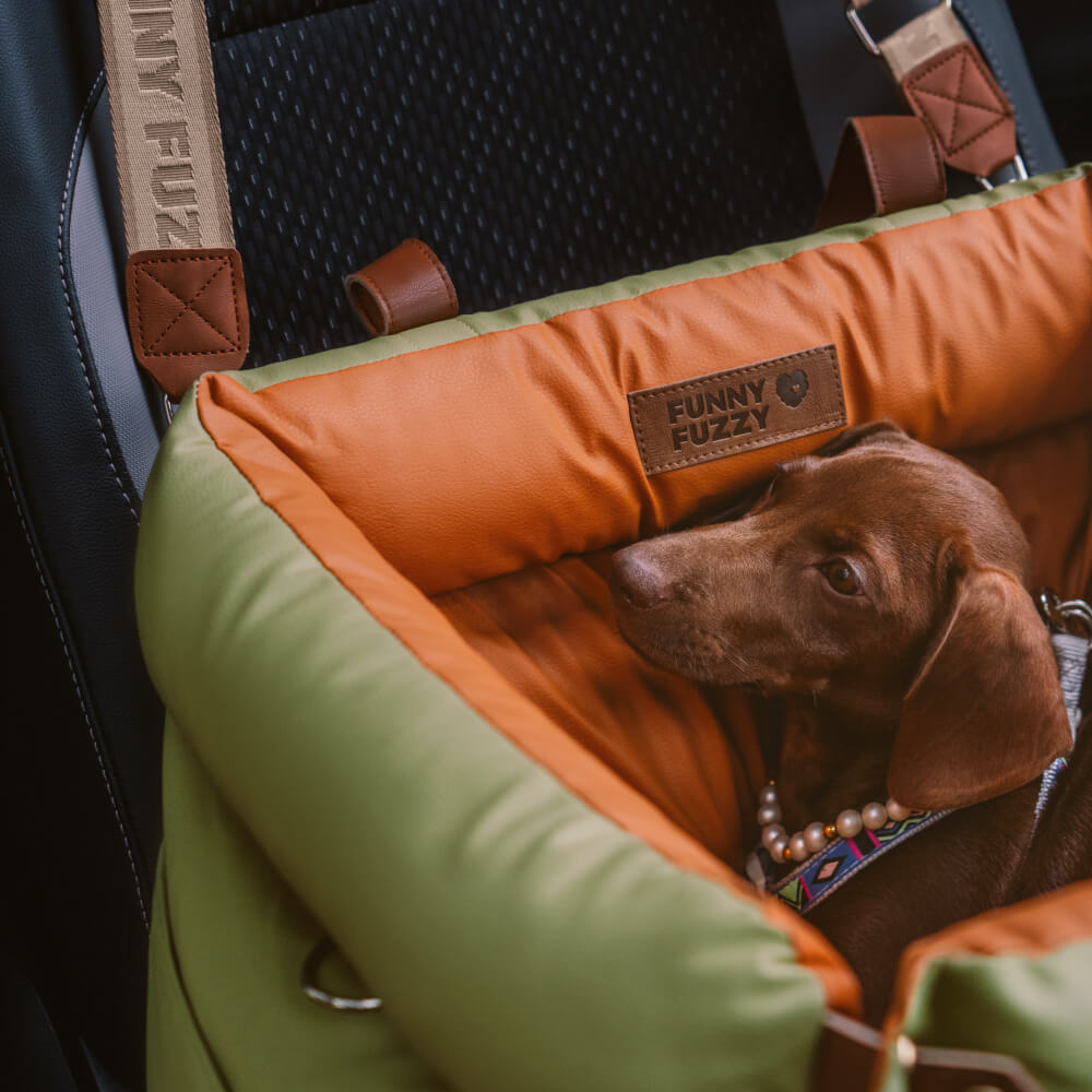 Luxe hondenautostoel van kunstleer, beige, met zachte bekleding en veiligheidsgordel voor comfortabel reizen.