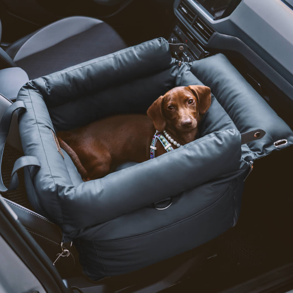 Luxe hondenautostoel van kunstleer, beige, met zachte bekleding en veiligheidsgordel voor comfortabel reizen.