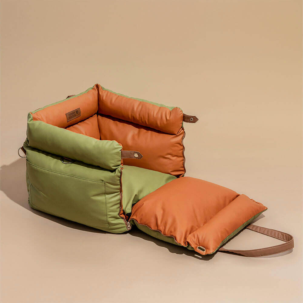 Luxe hondenautostoel van kunstleer, beige, met zachte bekleding en veiligheidsgordel voor comfortabel reizen.