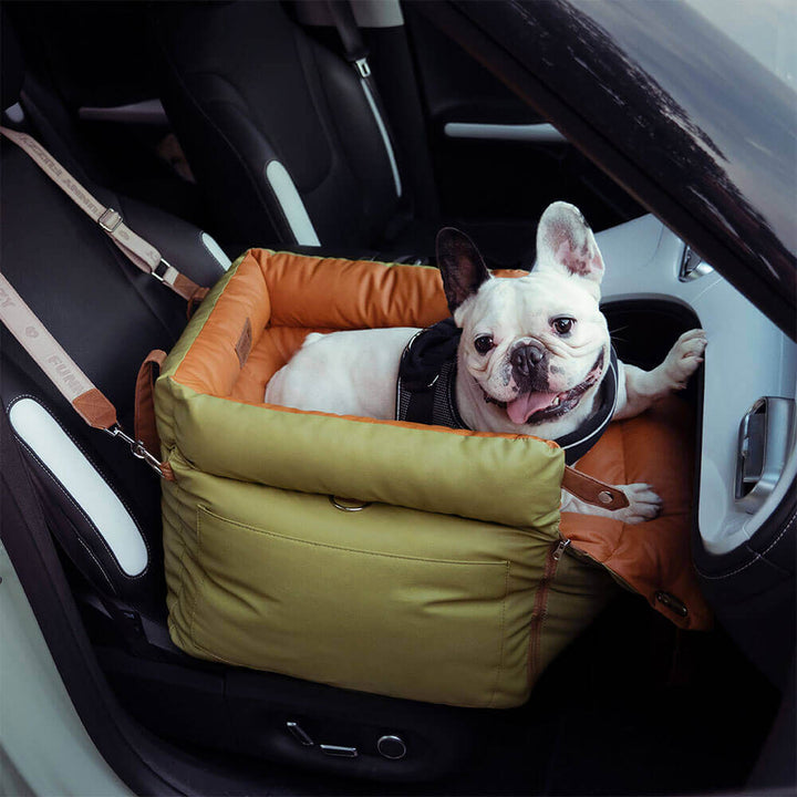 Luxe hondenautostoel van kunstleer, beige, met zachte bekleding en veiligheidsgordel voor comfortabel reizen.