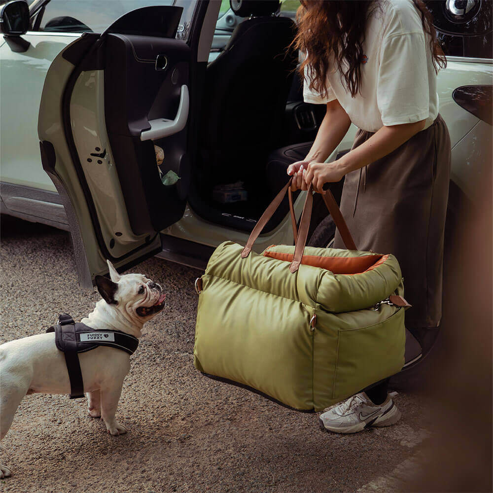 Luxe hondenautostoel van kunstleer, beige, met zachte bekleding en veiligheidsgordel voor comfortabel reizen.