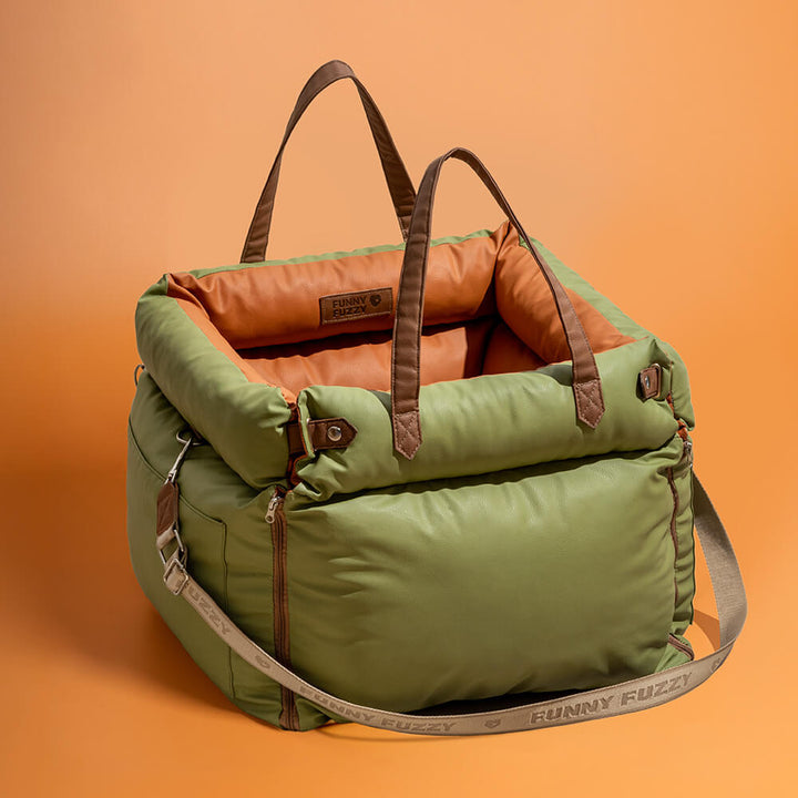 Luxe hondenautostoel van kunstleer, beige, met zachte bekleding en veiligheidsgordel voor comfortabel reizen.
