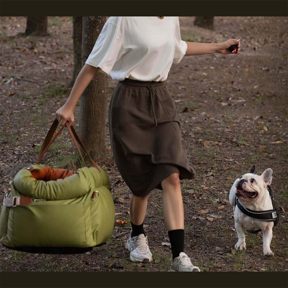 Luxe hondenautostoel van kunstleer, beige, met zachte bekleding en veiligheidsgordel voor comfortabel reizen.