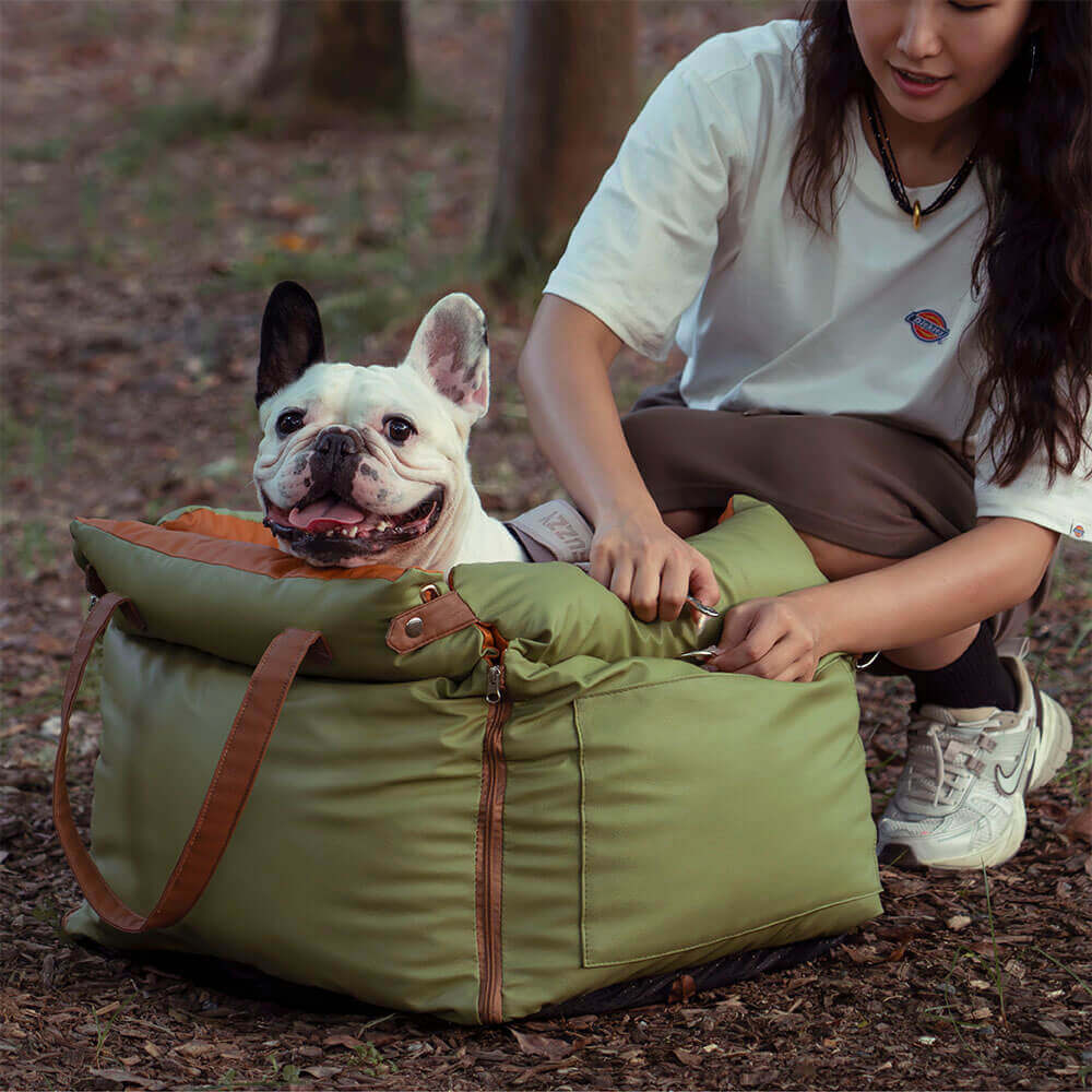"Luxuriöser Hundeautositz aus Kunstleder, beige, mit weicher Polsterung und Sicherheitsgurt für komfortables Reisen."