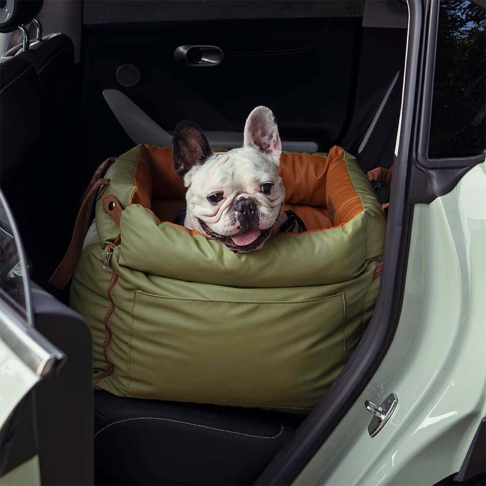 "Luxuriöser Hundeautositz aus Kunstleder, beige, mit weicher Polsterung und Sicherheitsgurt für komfortables Reisen."