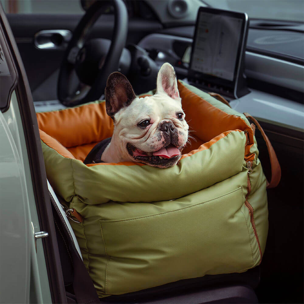 "Luxuriöser Hundeautositz aus Kunstleder, beige, mit weicher Polsterung und Sicherheitsgurt für komfortables Reisen."