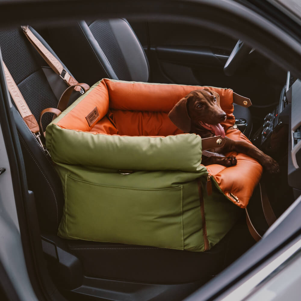 Luxe hondenautostoel van kunstleer, beige, met zachte bekleding en veiligheidsgordel voor comfortabel reizen.