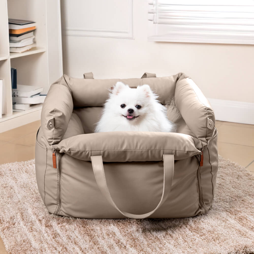 "Luxuriöser Hundeautositz aus Kunstleder, beige, mit weicher Polsterung und Sicherheitsgurt für komfortables Reisen."