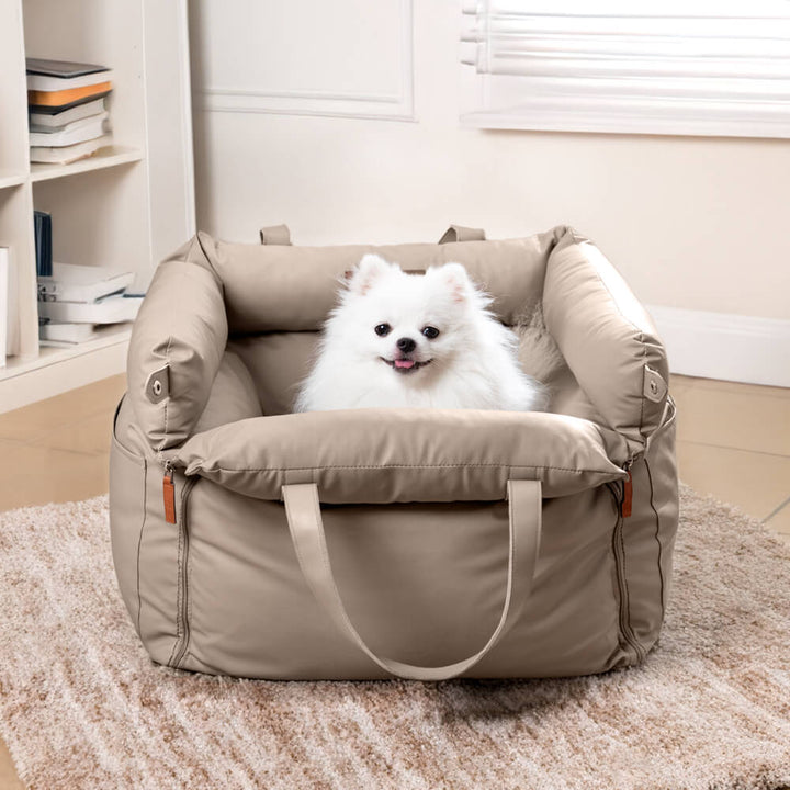"Luxuriöser Hundeautositz aus Kunstleder, beige, mit weicher Polsterung und Sicherheitsgurt für komfortables Reisen."