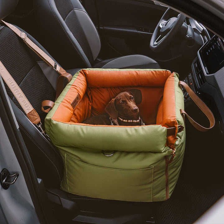 "Luxuriöser Hundeautositz aus Kunstleder, beige, mit weicher Polsterung und Sicherheitsgurt für komfortables Reisen."