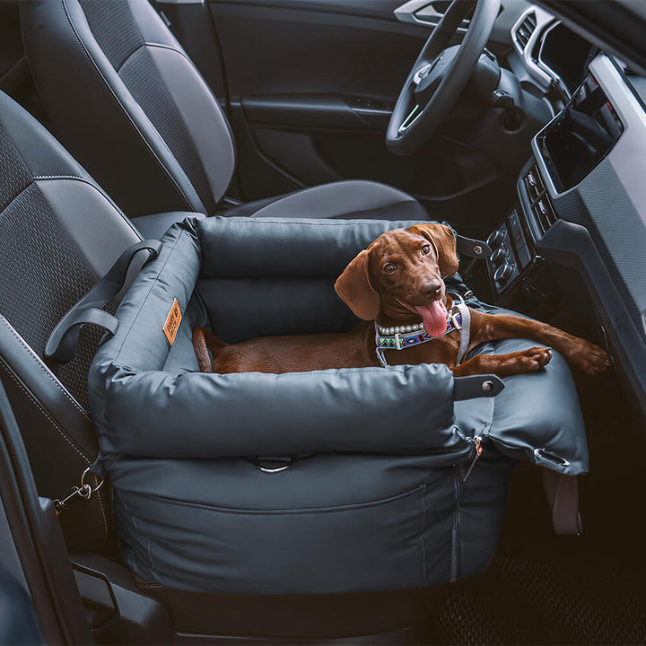 Luxe hondenautostoel van kunstleer, beige, met zachte bekleding en veiligheidsgordel voor comfortabel reizen.
