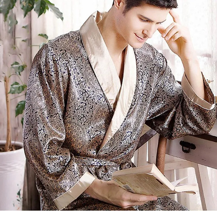 Luxe satijnen damesbadjas met verfijnde goudprint en elegante gouden versieringen op glanzende stof.