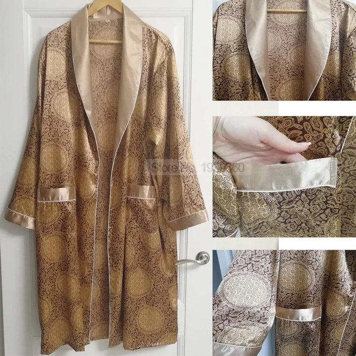 Luxe satijnen damesbadjas met verfijnde goudprint en elegante gouden versieringen op glanzende stof.
