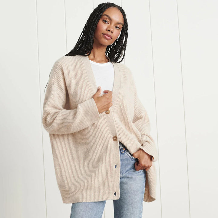 Luxe zwarte kasjmier cardigan in oversized stijl, ideaal voor damesmode. Elegante en comfortabele pasvorm.