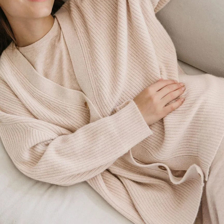 Luxe zwarte kasjmier cardigan in oversized stijl, ideaal voor damesmode. Elegante en comfortabele pasvorm.
