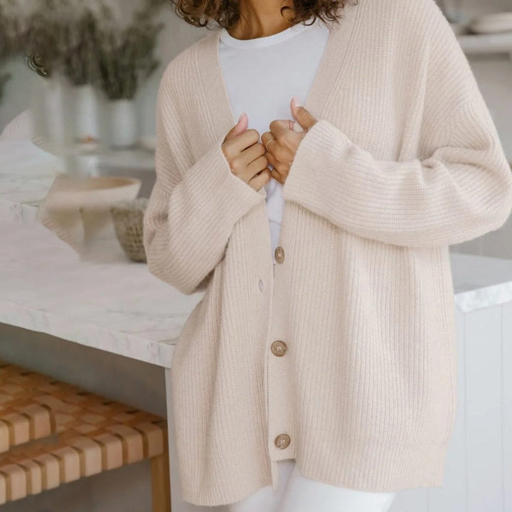 Luxe zwarte kasjmier cardigan in oversized stijl, ideaal voor damesmode. Elegante en comfortabele pasvorm.