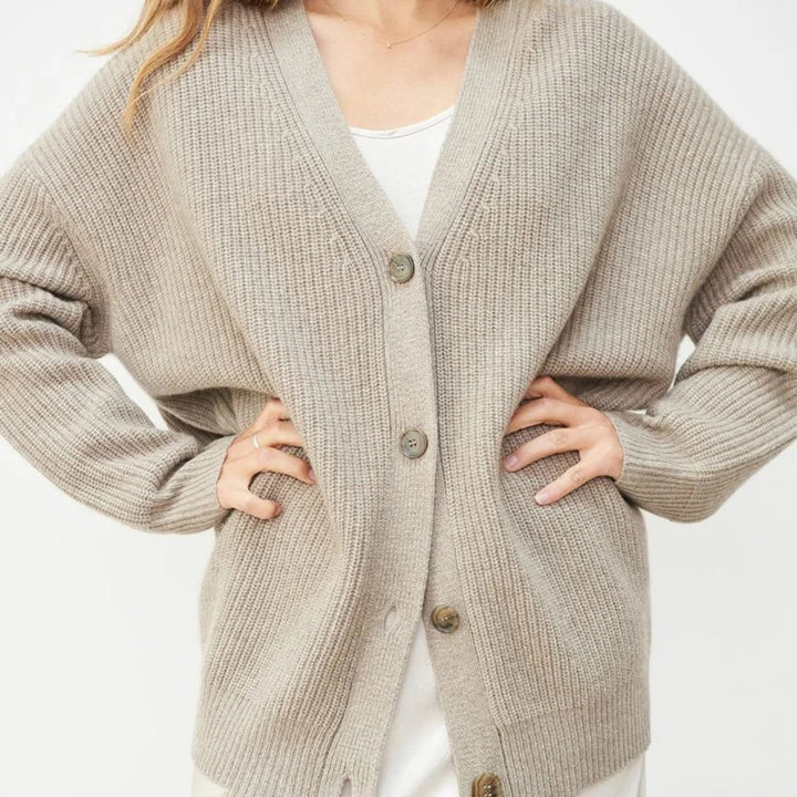 Luxe zwarte kasjmier cardigan in oversized stijl, ideaal voor damesmode. Elegante en comfortabele pasvorm.