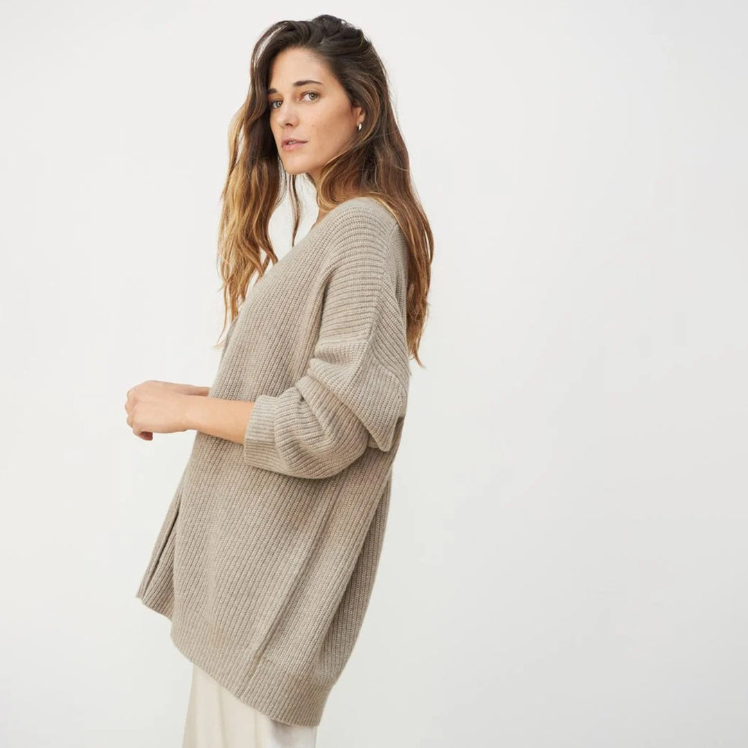 Luxe zwarte kasjmier cardigan in oversized stijl, ideaal voor damesmode. Elegante en comfortabele pasvorm.