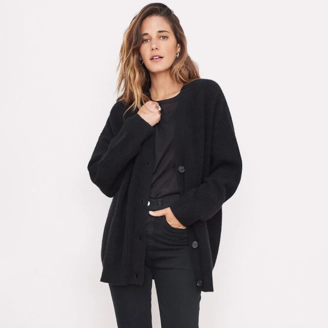 Luxe zwarte kasjmier cardigan in oversized stijl, ideaal voor damesmode. Elegante en comfortabele pasvorm.