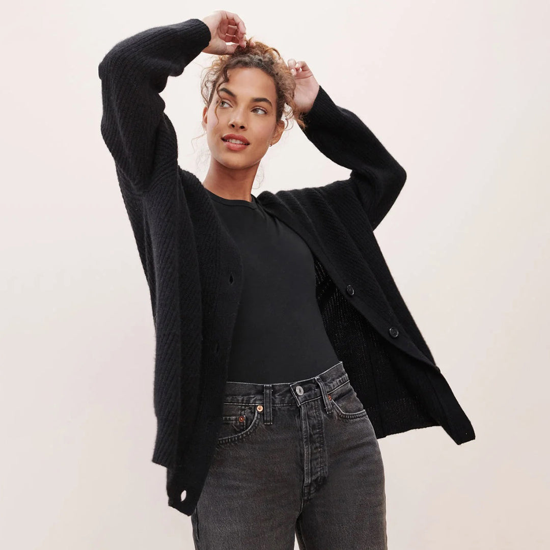 Luxe zwarte kasjmier cardigan in oversized stijl, ideaal voor damesmode. Elegante en comfortabele pasvorm.