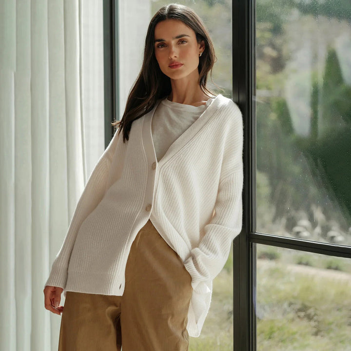 Luxe zwarte kasjmier cardigan in oversized stijl, ideaal voor damesmode. Elegante en comfortabele pasvorm.