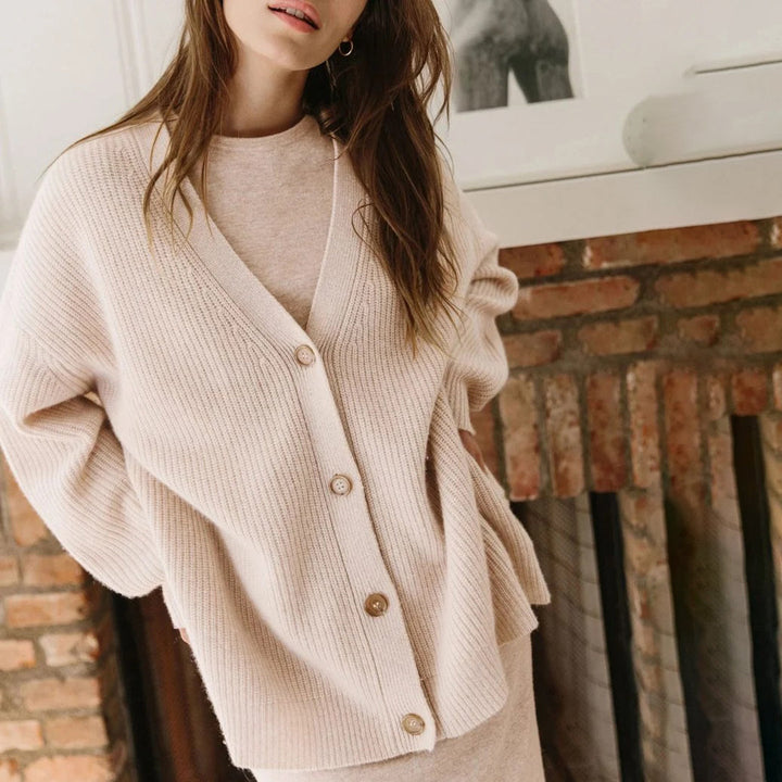 Luxe zwarte kasjmier cardigan in oversized stijl, ideaal voor damesmode. Elegante en comfortabele pasvorm.