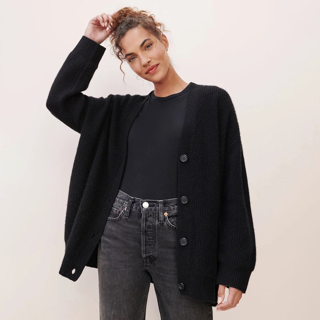 Luxe zwarte kasjmier cardigan in oversized stijl, ideaal voor damesmode. Elegante en comfortabele pasvorm.