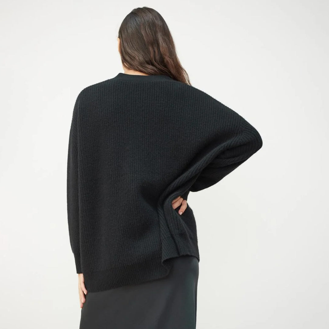Luxe zwarte kasjmier cardigan in oversized stijl, ideaal voor damesmode. Elegante en comfortabele pasvorm.