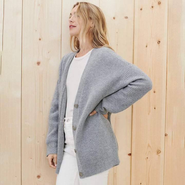 Luxe zwarte kasjmier cardigan in oversized stijl, ideaal voor damesmode. Elegante en comfortabele pasvorm.