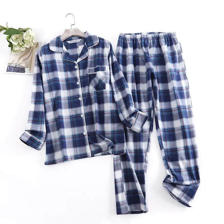 Luxueuze damespyjama-set van katoenflanel met geruit patroon, lange mouwen, voor warmte en elegantie tijdens koude nachten.