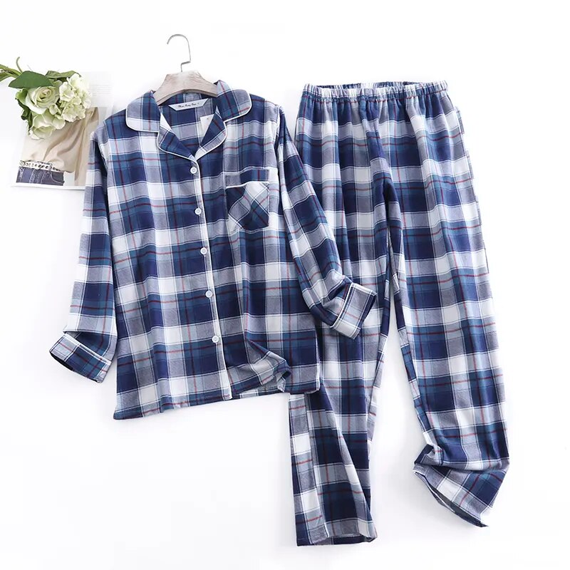 Luxueuze damespyjama-set van katoenflanel met geruit patroon, lange mouwen, voor warmte en elegantie tijdens koude nachten.
