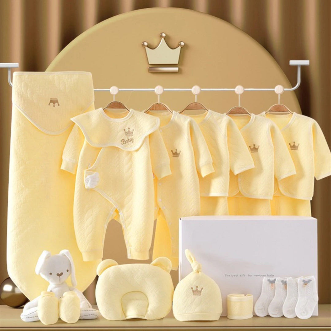 Luxe geschenkset voor pasgeborenen met zachte rompertjes, knusse dekens en schattige accessoires in pastelkleuren.