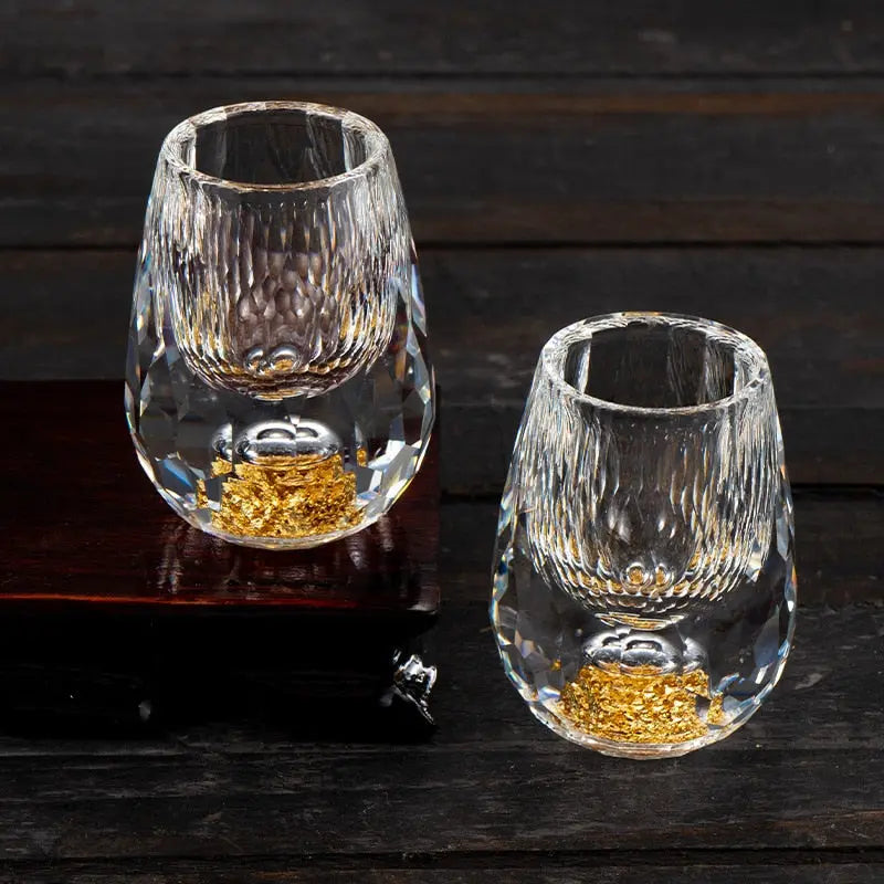 Luxe kristallen whiskeyglas, elegant design voor een rijke drankervaring.