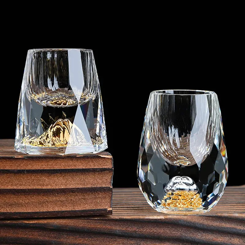 Luxe kristallen whiskeyglas, elegant design voor een rijke drankervaring.