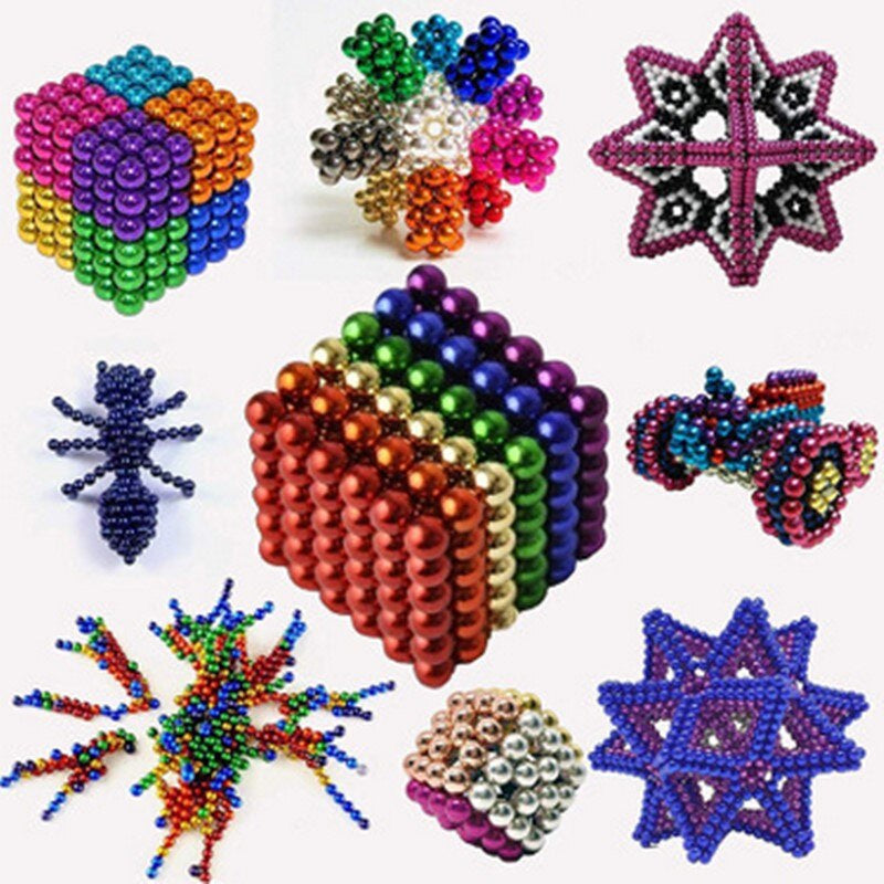 Kind bouwt creatieve vormen met kleurrijke magnetische ballen, educatief en constructief speelgoed.