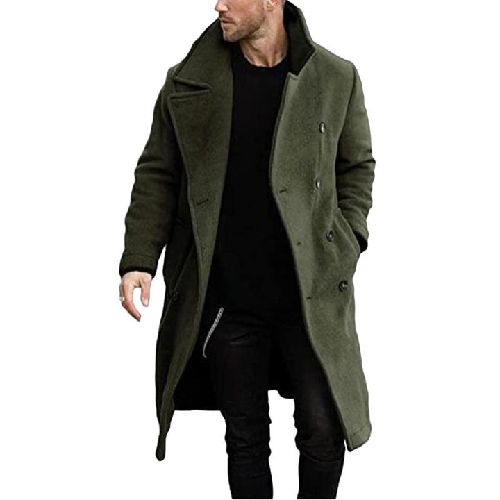 Man in elegante, dubbelbreasted herenjas met reverskraag voor een klassiek-moderne look