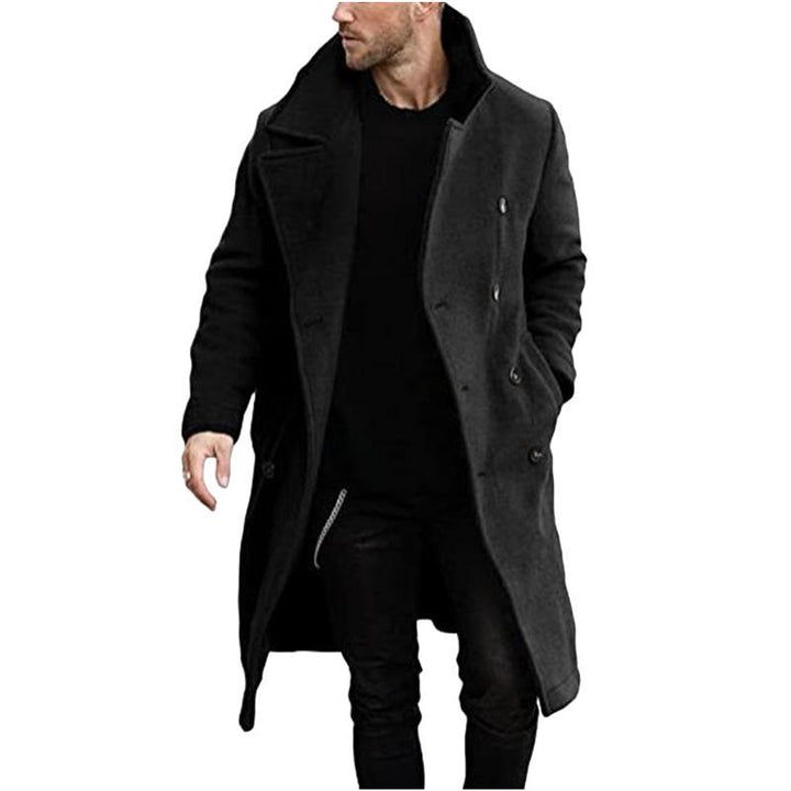 Man in elegante, dubbelbreasted herenjas met reverskraag voor een klassiek-moderne look