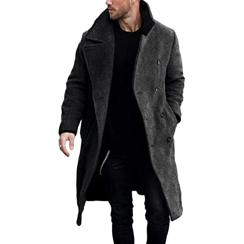 Man in elegante, dubbelbreasted herenjas met reverskraag voor een klassiek-moderne look