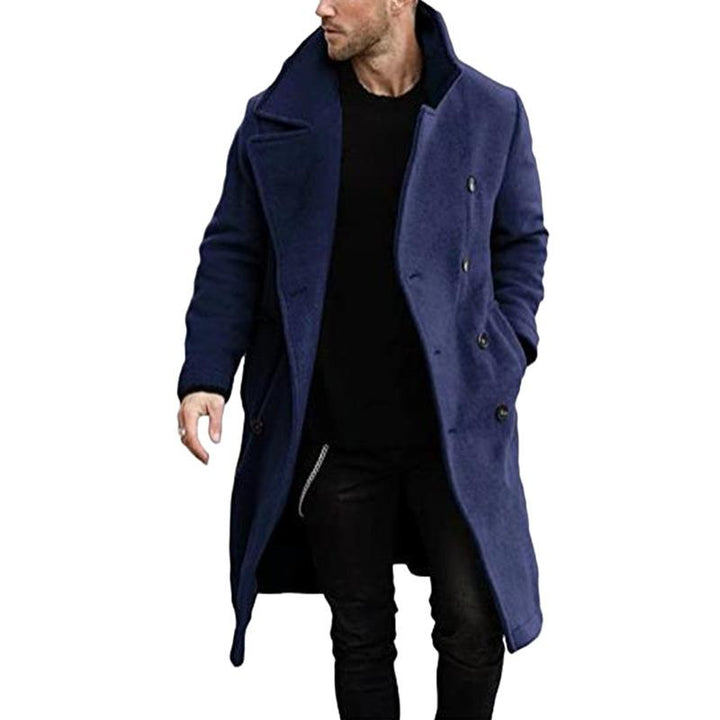 Man in elegante, dubbelbreasted herenjas met reverskraag voor een klassiek-moderne look