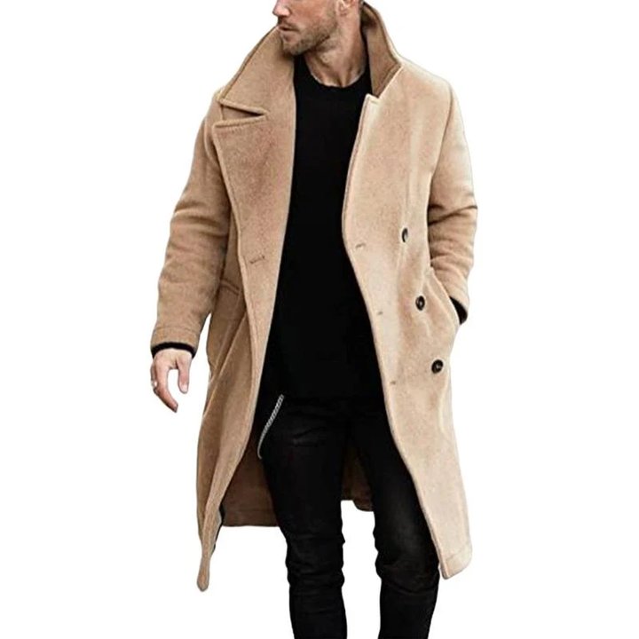 Man in elegante, dubbelbreasted herenjas met reverskraag voor een klassiek-moderne look