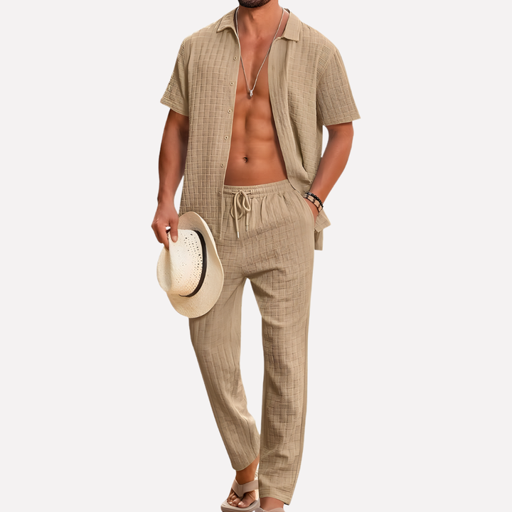 Casual mannen zomerset AM1 met korte mouwen shirt en comfortabele losse broek voor warme dagen.