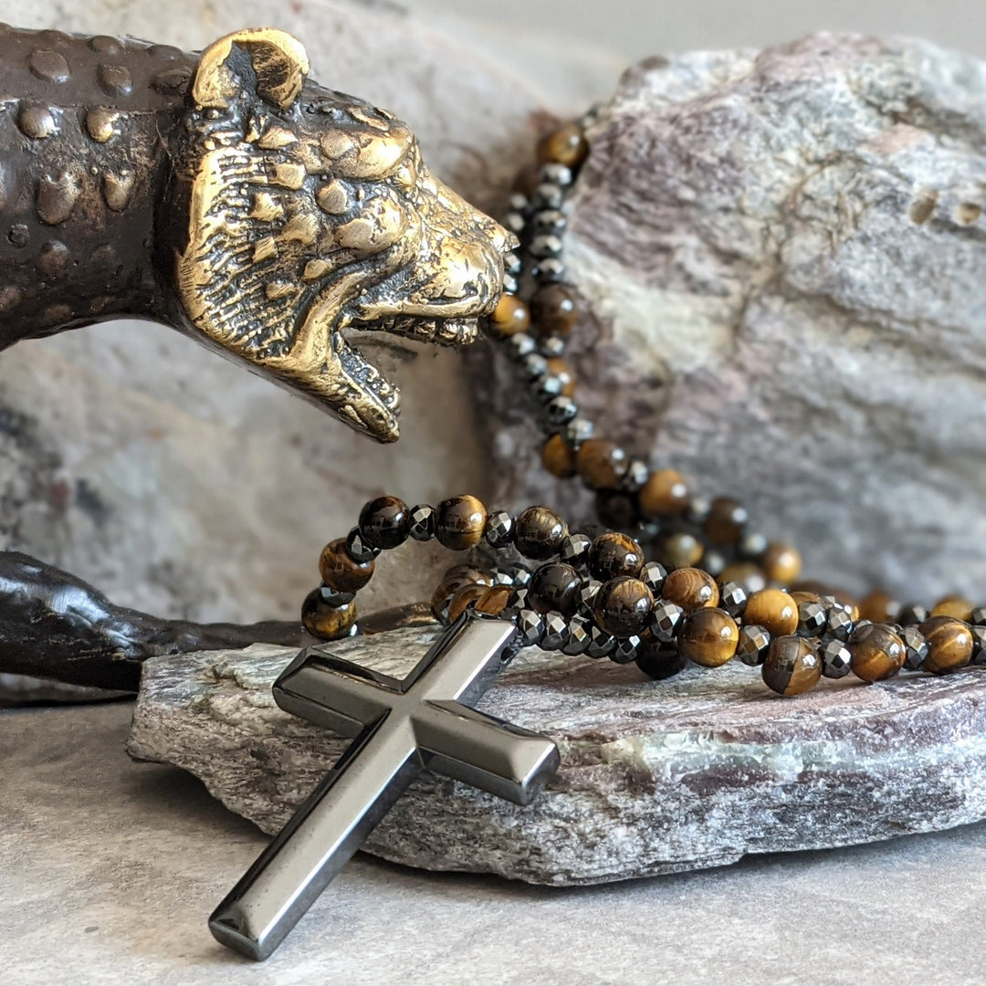 Mannen rozenkrans halsketting met tijgeroog & lapis lazuli kruis. Een spiritueel sieraad.