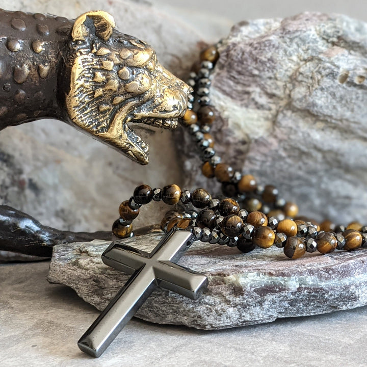Mannen rozenkrans halsketting met tijgeroog & lapis lazuli kruis. Een spiritueel sieraad.