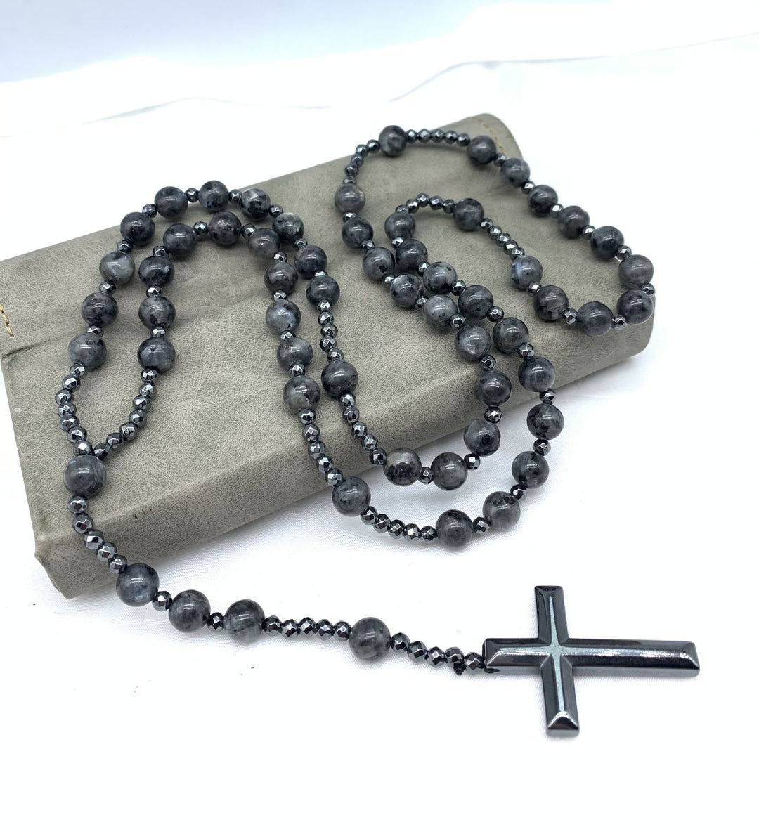 Elegante heren rozenkrans met lapis lazuli, tijgeroog en een gedetailleerd kruis.