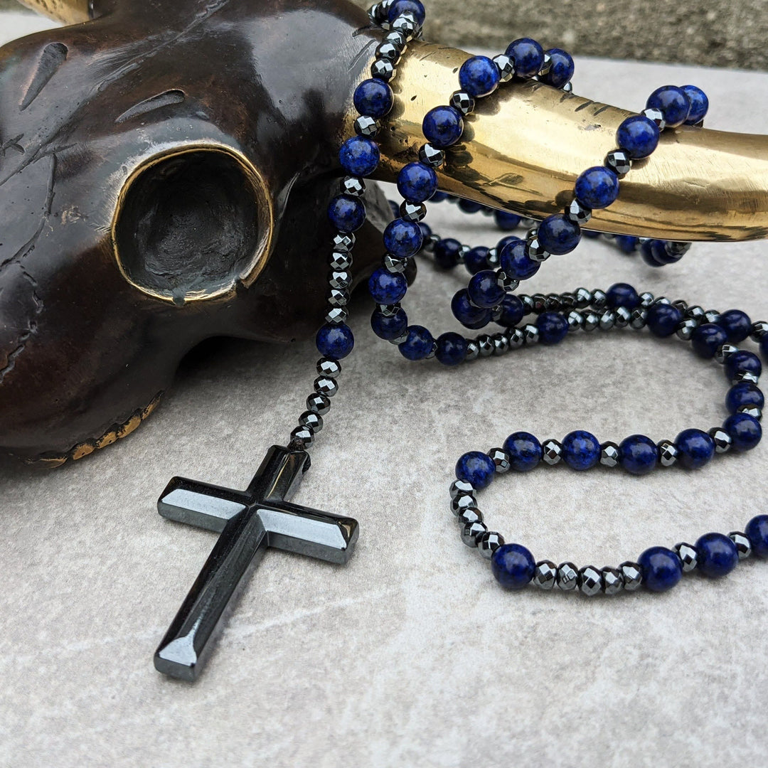 Handgemaakte mannen rozenkrans met lapis lazuli, tijgeroog en een zilverkleurig kruis.