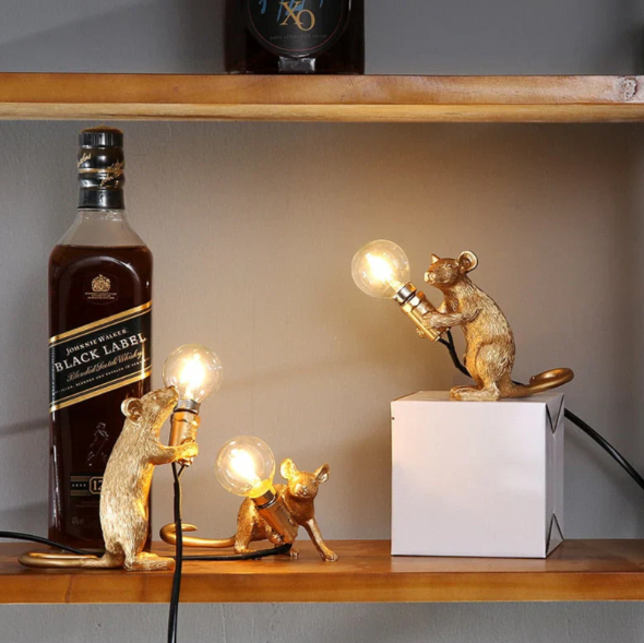 Gouden muis bureaulamp, gedetailleerde lamp in de vorm van een muis, warm licht, ideaal voor decoratieve verlichting in de woonkamer.