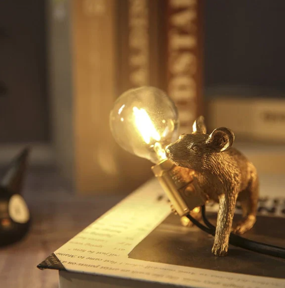 Gouden muis bureaulamp, gedetailleerde lamp in de vorm van een muis, warm licht, ideaal voor decoratieve verlichting in de woonkamer.
